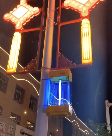 招财猫配资 黑龙江呼玛县在路灯杆上安装捕蚊器 全程没有蚊虫没有疫情传播