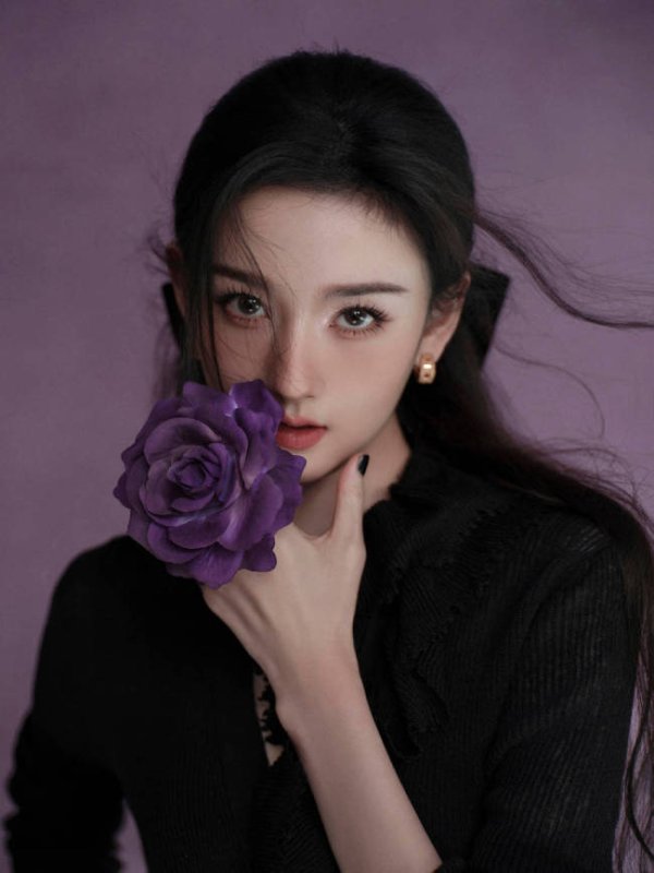 牛博士 宋祖儿穿小黑裙腰肢纤细 手持紫色玫瑰又纯又欲