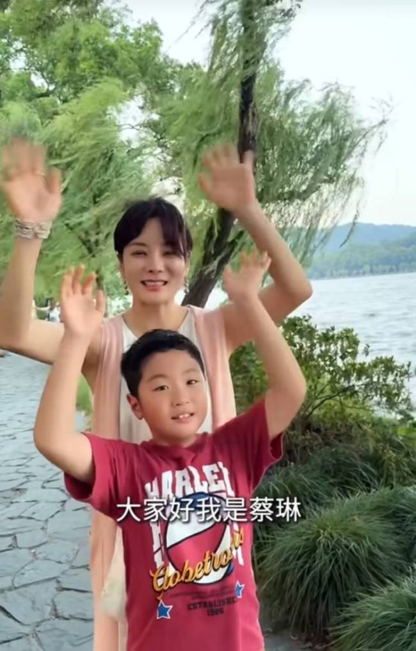 钱坛子 蔡琳带儿子游西湖 两人穿搭休闲氛围温馨