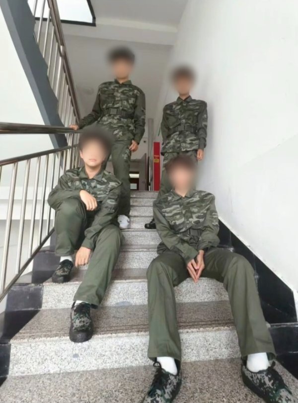 一点金 百万网友严选“最丑”军训服改良版穿上了，学校回应：新生反馈挺好的