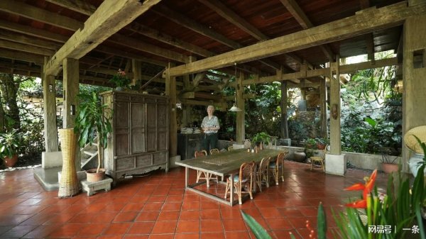 笑赢配资 72岁瑞士爷爷独居云南：盘下26亩地，为小鸟再造雨林